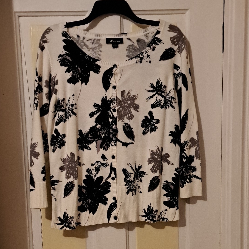 AB Studio Floral Cardigan button front - Black and White in XL